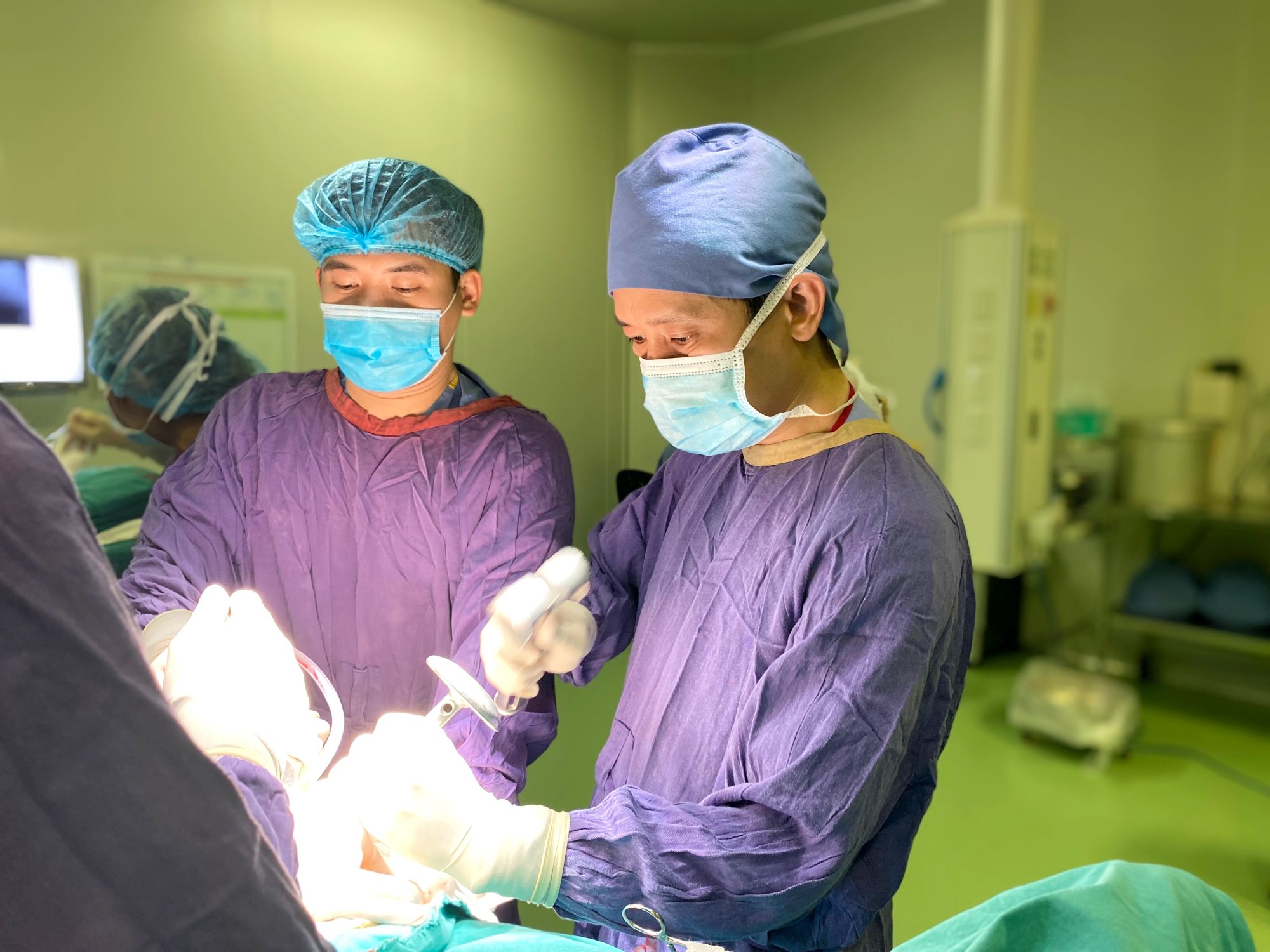 Ngoạn mục ca thay khớp háng nhân tạo trong 10 phút cứu sống cụ bà 102 tuổi - Bệnh viện Việt Đức