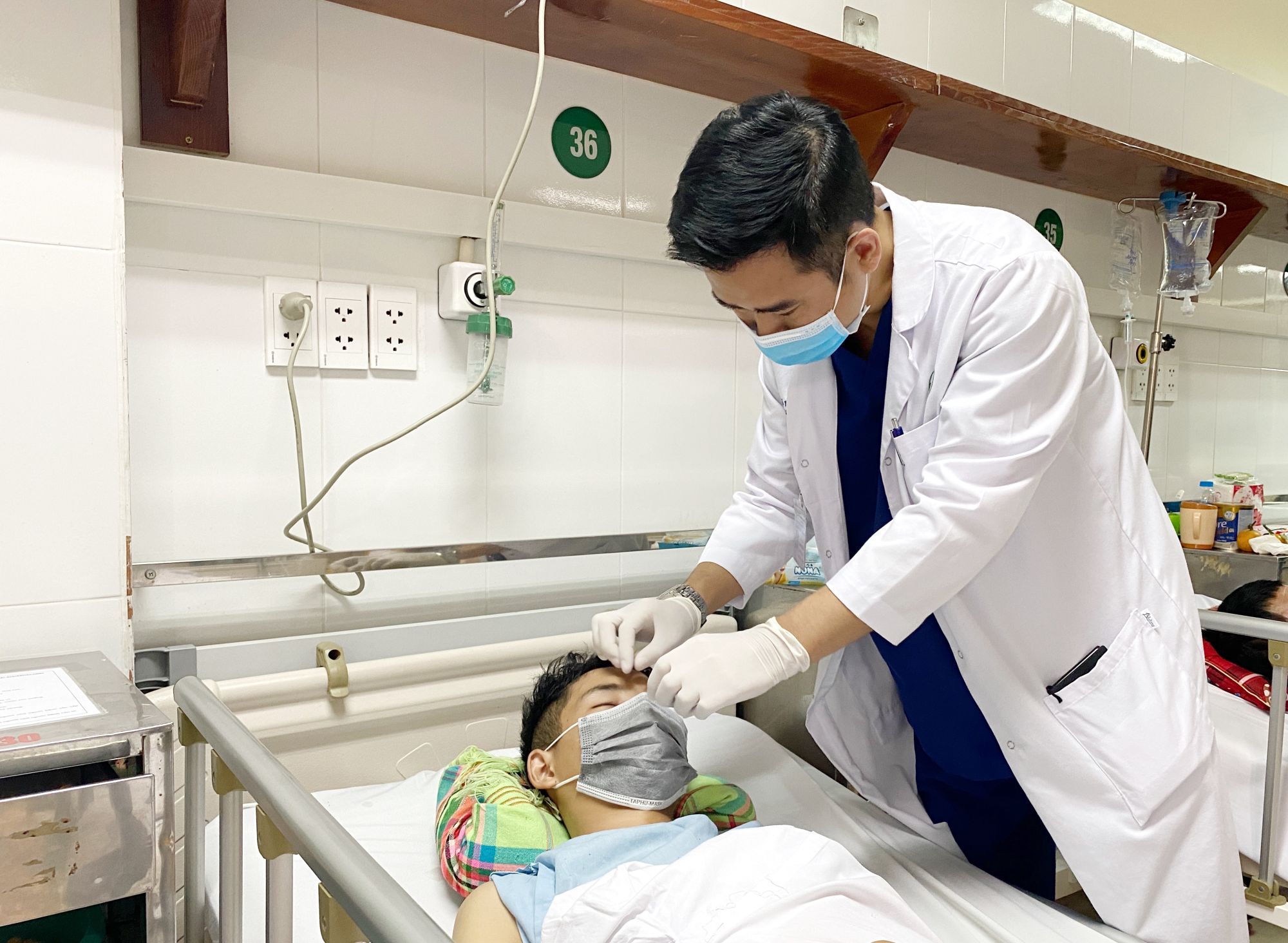 Hy hữu: Gặp tai nạn xe máy, nam thanh niên bị thanh sắt bên đường cắm xuyên mặt - Bệnh viện Việt Đức