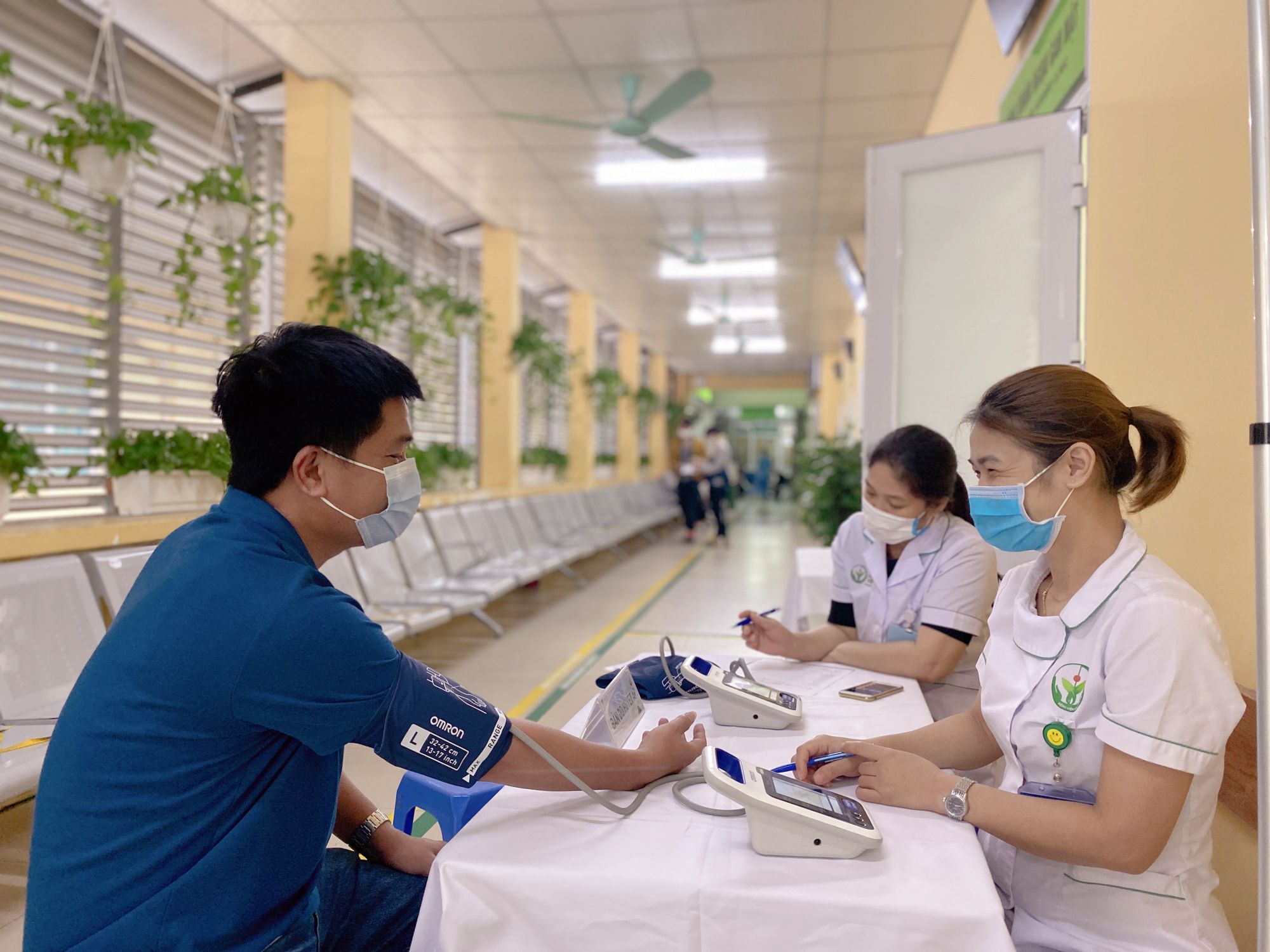 Nhân viên Công ty Công nghiệp hóa chất mỏ Cẩm Phả được kiểm tra sức khỏe toàn diện tại Bệnh viện Hữu nghị Việt Đức