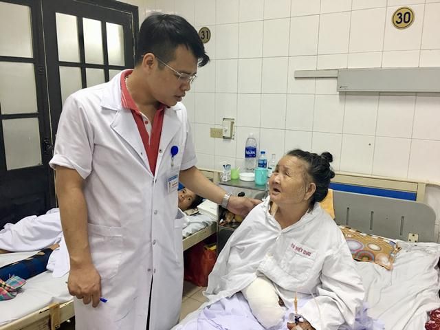 Lại thêm 2 người bị chó cắn đứt rời môi, lóc da bàn tay thương tâm-  Bệnh Viện Việt Đức