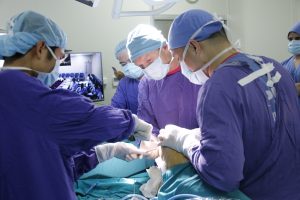 Thay toàn bộ khớp háng đồng thời 2 bên do hoại tử vô khuẩn chỏm xương đùi ở người trẻ- Bệnh Viện Việt Đức