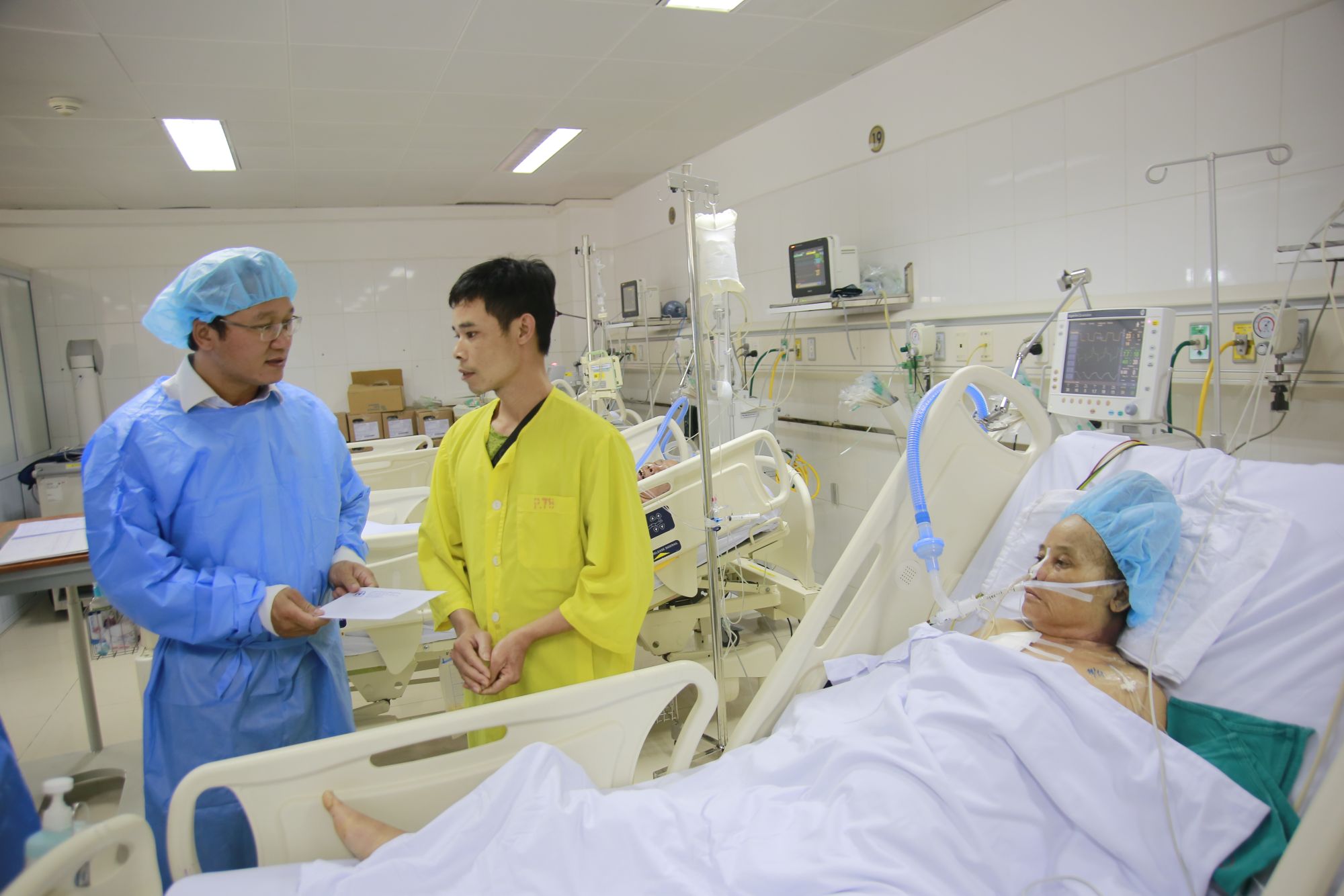 Ủy ban An toàn giao thông Quốc gia thăm hỏi và động viên các nạn nhân TNGT đang điều trị tại Bệnh viện Việt Đức