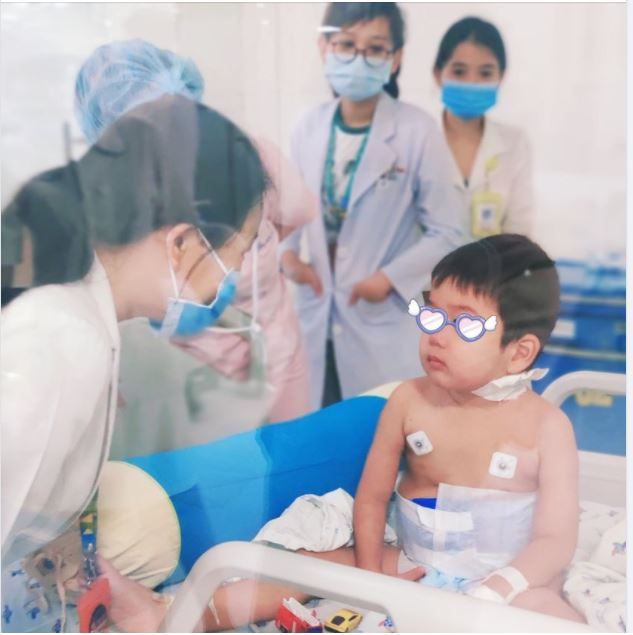 NỤ CƯỜI BÁC SĨ HỒI SỨC TIẾP SỨC CHO BÉ TRAI MẮC BỆNH LẠ: BỆNH "MÁU ĂN MÁU", GÂY XUẤT HUYẾT PHỔI VÀ VƯỢT QUA ĐƯỢC ĐỢT CẤP NGUY KỊCH.