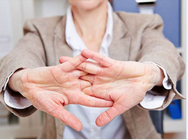 THÓI QUEN BẺ KHỚP NGÓN TAY VÀ NHỮNG HẬU QUẢ KHÔN LƯỜNG
