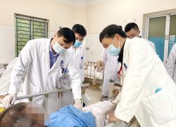 Nhiễm trùng, đau cổ do điều trị thoát vị đĩa đệm cổ bằng châm cứu - Bệnh viện Việt Đức