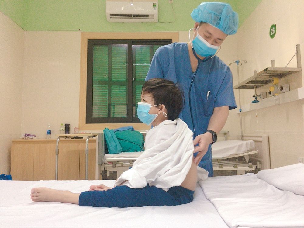Bệnh nhi ghép tim nhỏ tuổi nhất Việt Nam được ra viện trong niềm hân hoan của gia đình và các thầy thuốc Bệnh viện HN Việt Đức