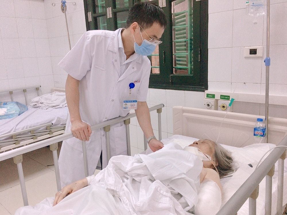Chó Bully nặng hơn 30 kg tấn công khiến cụ bà 87 tuổi nhập viện trong tình trạng nguy kịch - Bệnh viện Việt Đức
