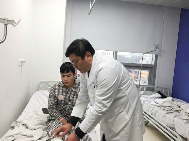 Nối mạch máu vi phẫu không cần kim khâu cứu chàng trai trẻ bị tai nạn giao thông - Bệnh viện 108