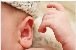 VÌ SAO CON DỄ MẮC VIÊM TAI GIỮA