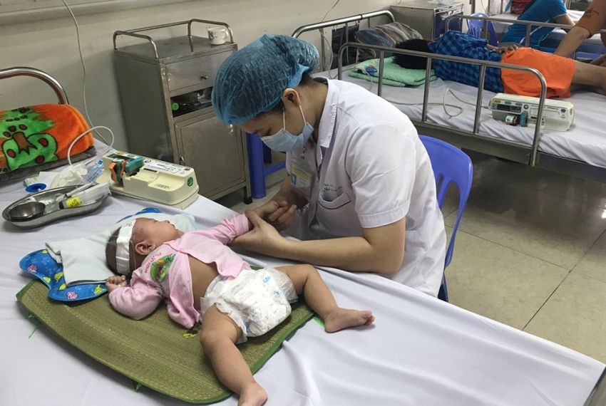 Bệnh nhi 3 tháng tuổi mắc  viêm màng não mủ đang điều trị tại Khoa điều trị tích cực – Trung tâm Y học lâm sàng các bệnh Nhiệt đới – BV Nhi TW