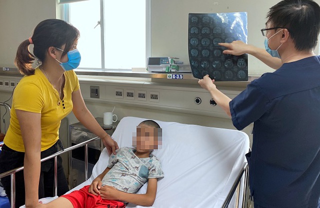 Bác sĩ BV Nhi TW khuyến cáo: Vào mùa viêm não, cha mẹ cần chú ý khi trẻ có dấu hiệu sau