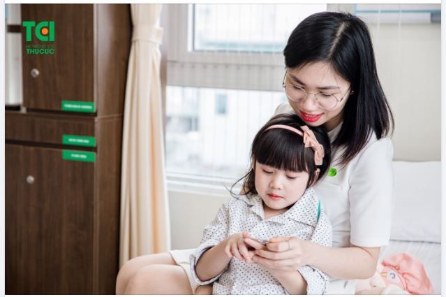 TÁ HỎA.. CON CHẬM NÓI VÌ… NGHE KÉM