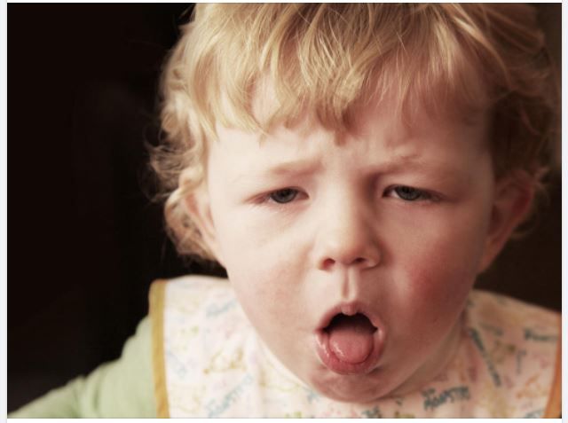 TRẺ MỚI BIẾT ĐI BỊ HO GÀ CÓ NHỮNG TRIỆU CHỨNG NÀO?