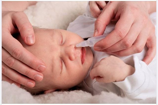 Vì sao không nên dùng nước muối sinh lý thường xuyên cho trẻ?