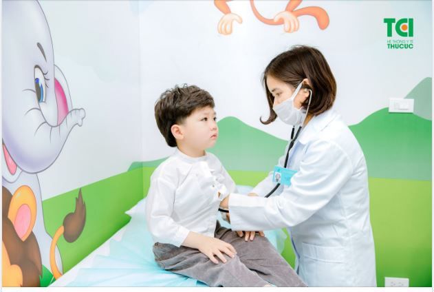 NÊN LÀM GÌ KHI TRẺ BỊ VIÊM HỌNG SỐT CAO?