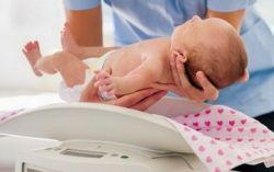 Trẻ nhẹ cân: Lấy máu gót chân, sàng lọc sơ sinh vào thời điểm nào?