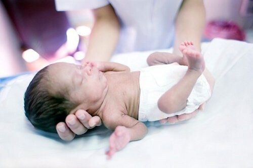 Hướng dẫn vệ sinh, chăm sóc trẻ sinh non