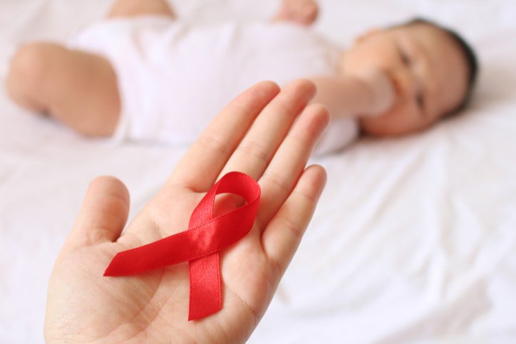 Triệu chứng nào thường xuất hiện đầu tiên khi trẻ em bị nhiễm HIV?
