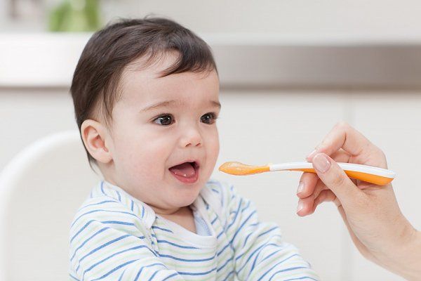 Trẻ sinh non: Khi nào nên bắt đầu ăn dặm?