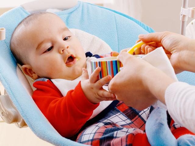 Trẻ 7 tháng tuổi: Chế độ dinh dưỡng và chăm sóc răng miệng