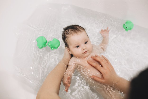 Lần tắm đầu tiên của bé: Những điều cha mẹ mới phải biết