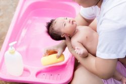 Hướng dẫn về lần tắm đầu tiên cho bé