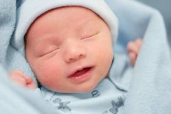Tuần đầu tiên sau khi chào đời: Làm quen với trẻ