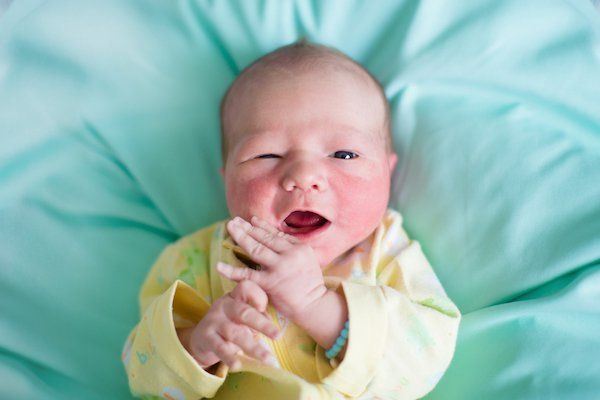 Tuần đầu tiên sau khi chào đời: Làm quen với trẻ