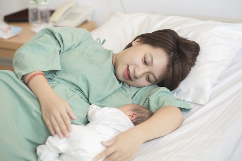 Tuần đầu tiên sau khi chào đời: Làm quen với trẻ