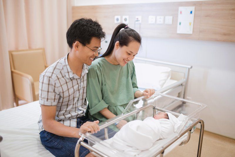 Tuần đầu tiên sau khi chào đời: Làm quen với trẻ
