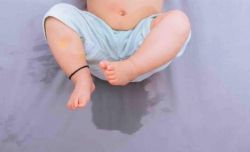 Khi nào trẻ hết tè dầm ban đêm?