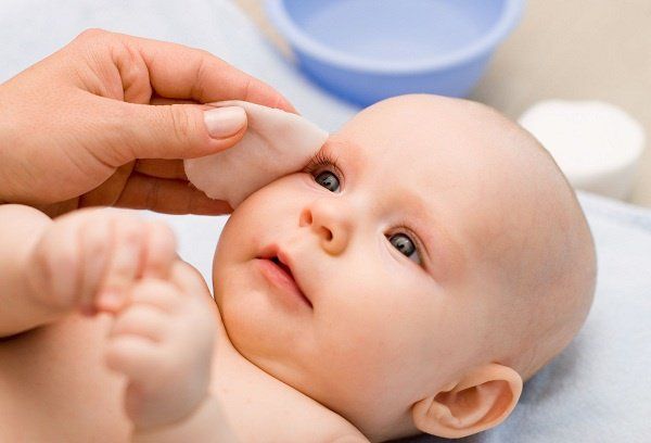 Nhỏ sữa mẹ vào mắt trẻ: Đừng tùy tiện