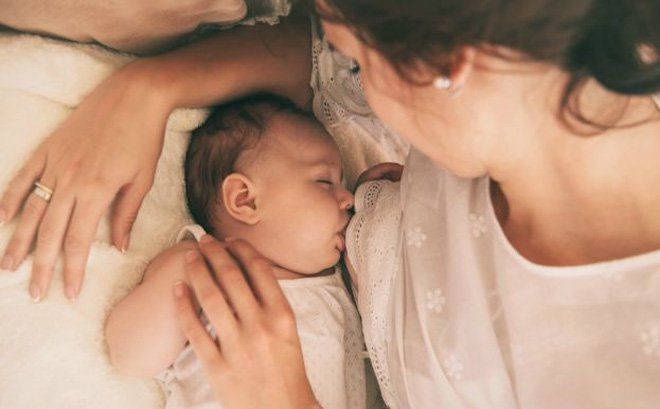 Mẹ không có sữa, nuôi con thế nào?