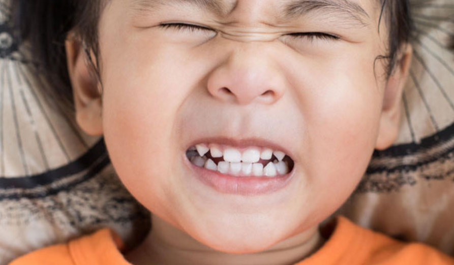 Cách giúp trẻ đỡ nghiến răng khi ngủ