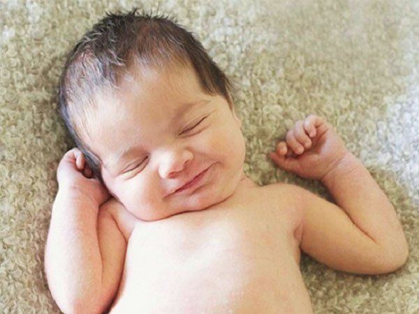 Vì sao trẻ bị vẹo cổ nghiêng đầu?