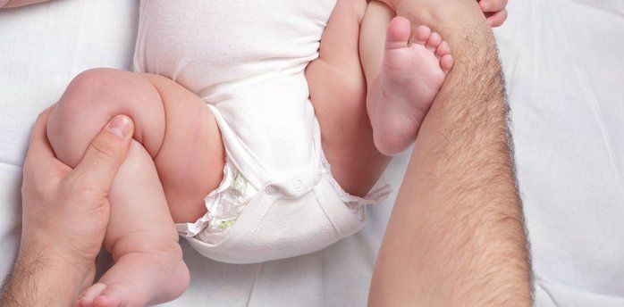 Vì sao trẻ bị trật khớp háng bẩm sinh?