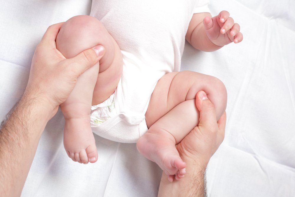 Vì sao trẻ bị trật khớp háng bẩm sinh?