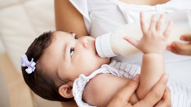 Hướng dẫn cấp cứu trẻ sặc sữa kịp thời, an toàn