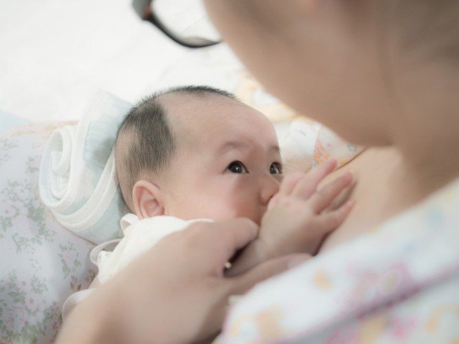 Chăm sóc sơ sinh thiết yếu sớm sau sinh mổ