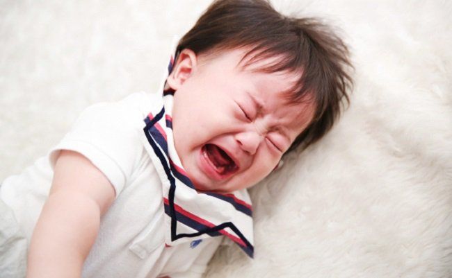 Vì sao trẻ hay tự đập đầu vào tường?