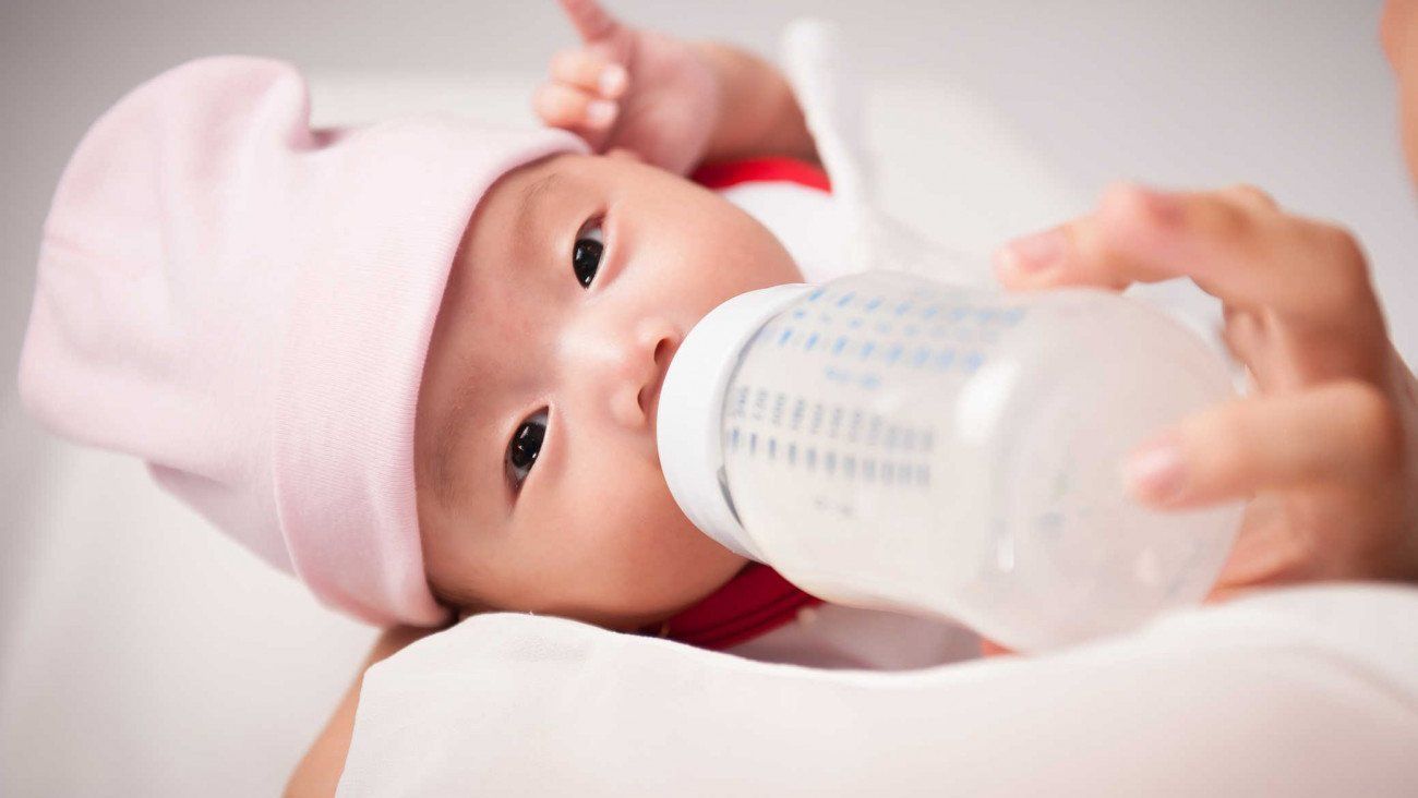 Bình sữa bằng nhựa có an toàn cho trẻ không?