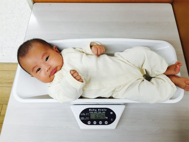 Bé không chịu bú bình, phải làm sao?