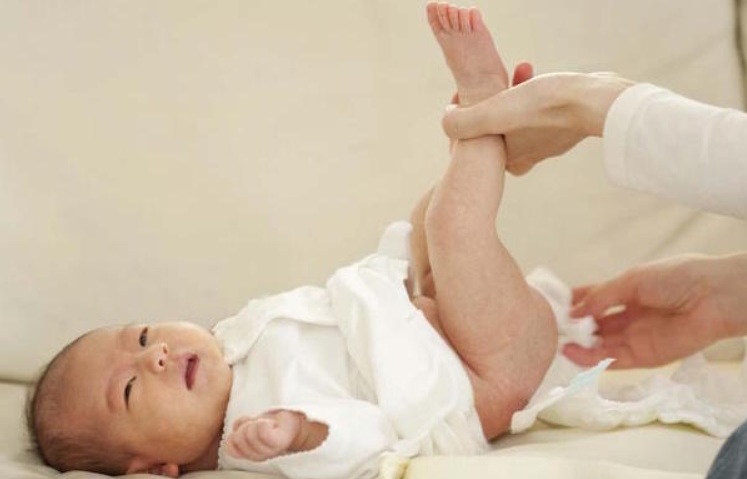 Trẻ sơ sinh đi ngoài như thế nào là bình thường