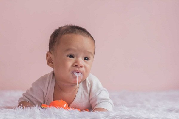 Tại sao trẻ sơ sinh nhổ, phì nước bọt?