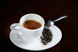 Mẹ cho con bú có nên sử dụng caffeine