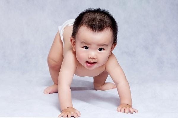 Từ 4-12 tháng: Trẻ phát triển thế nào?