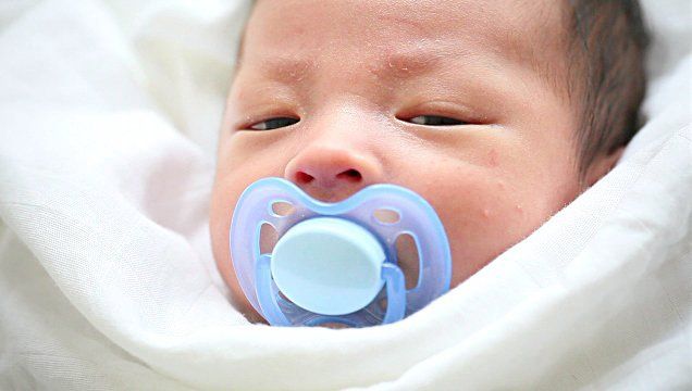 Núm vú cho em bé: Lợi ích, rủi ro và những vấn đề khác