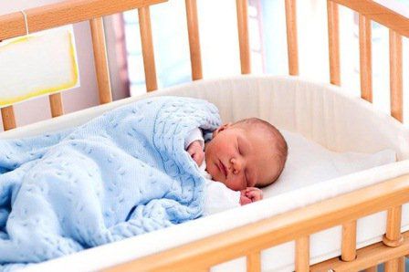 Có nên để trẻ sơ sinh ngủ một mình?
