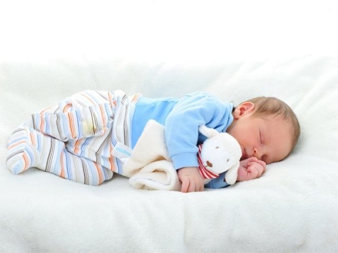 Có nên để trẻ sơ sinh ngủ một mình?