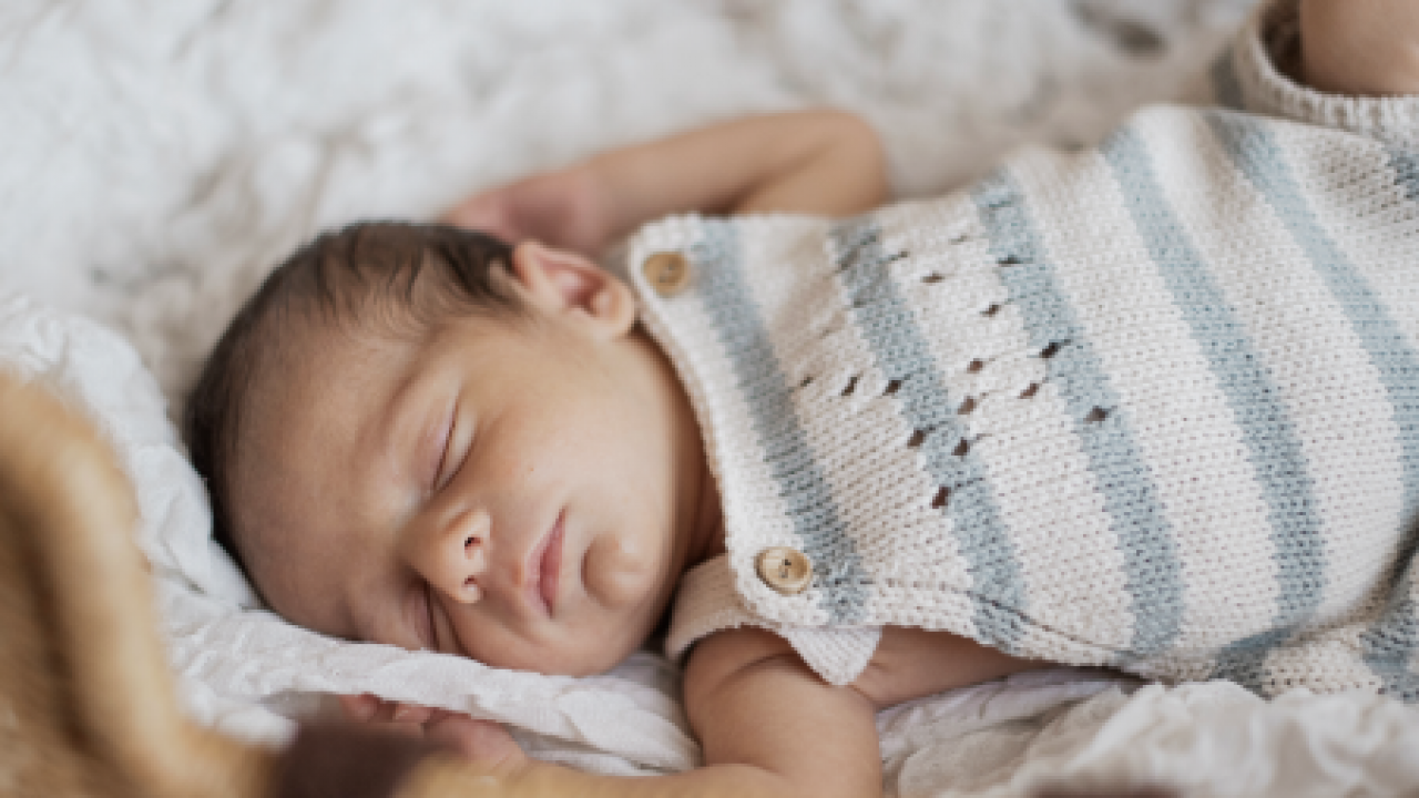 Có nên để trẻ sơ sinh ngủ một mình?